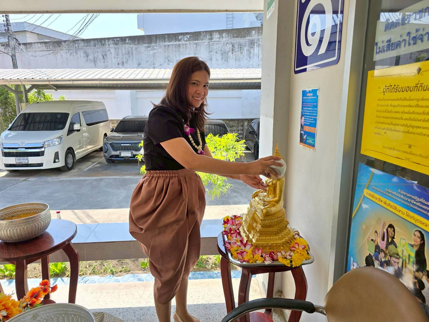 title - สำนักงานการปฏิรูปที่ดินจังหวัดเพชรบุรี ร่วมสืบสานวัฒนธรรม ประเพณีวันสงกรานต์ สรงน้ำพระและ รดน้ำขอพรปฏิรูปที่ดินจังหวัดเพชรบุรี